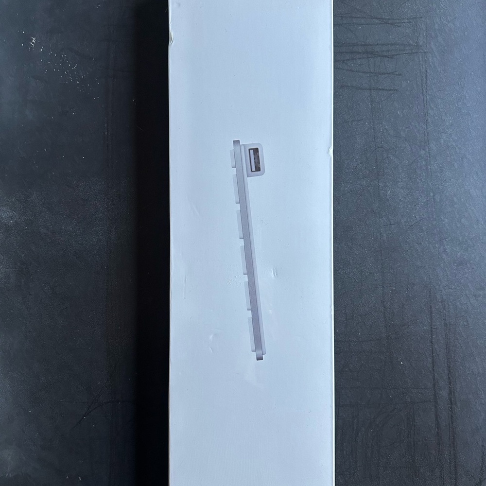 Apple Wired Keyboard with Numeric Keypad - Picture 3 of 4